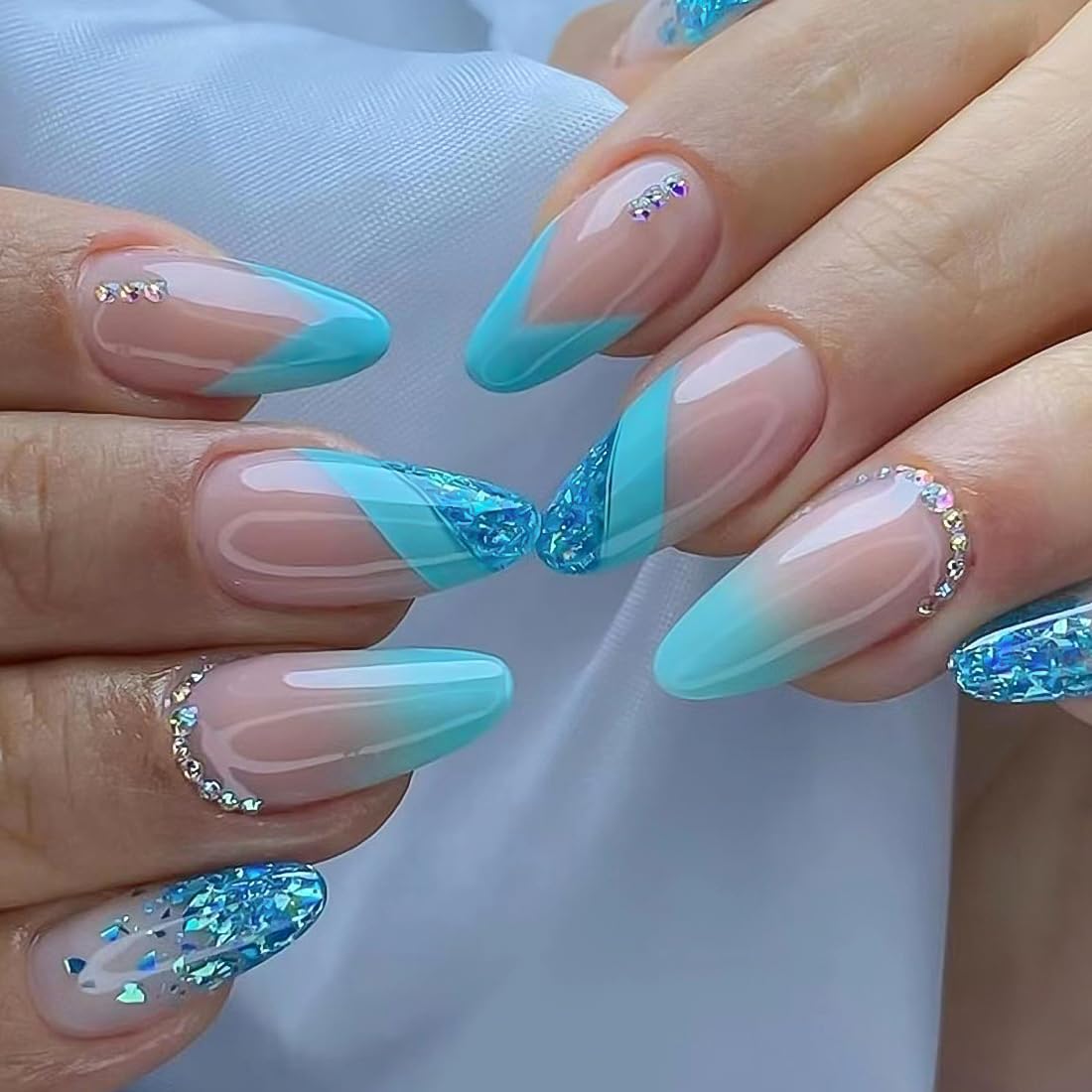 Uñas postizas a presión de punta francesa medianas, uñas postizas de almendra azul degradado con diseños de diamantes de imitación, uñas acrílicas