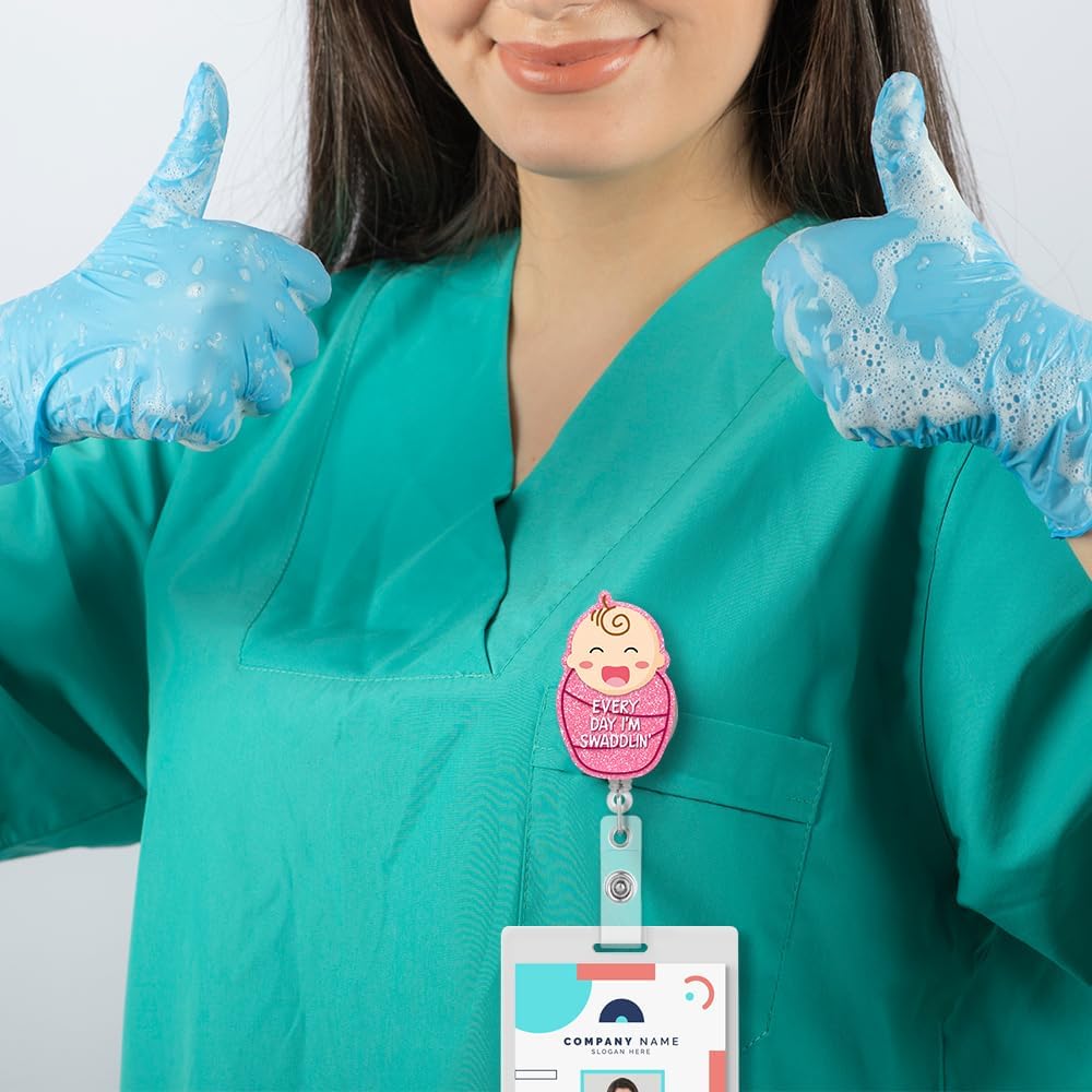 QYUVK Carrete retráctil de identificación Every Day I’m Swaddlin con clip de cocodrilo, divertido soporte de insignia de bebé con purpurina rosa,