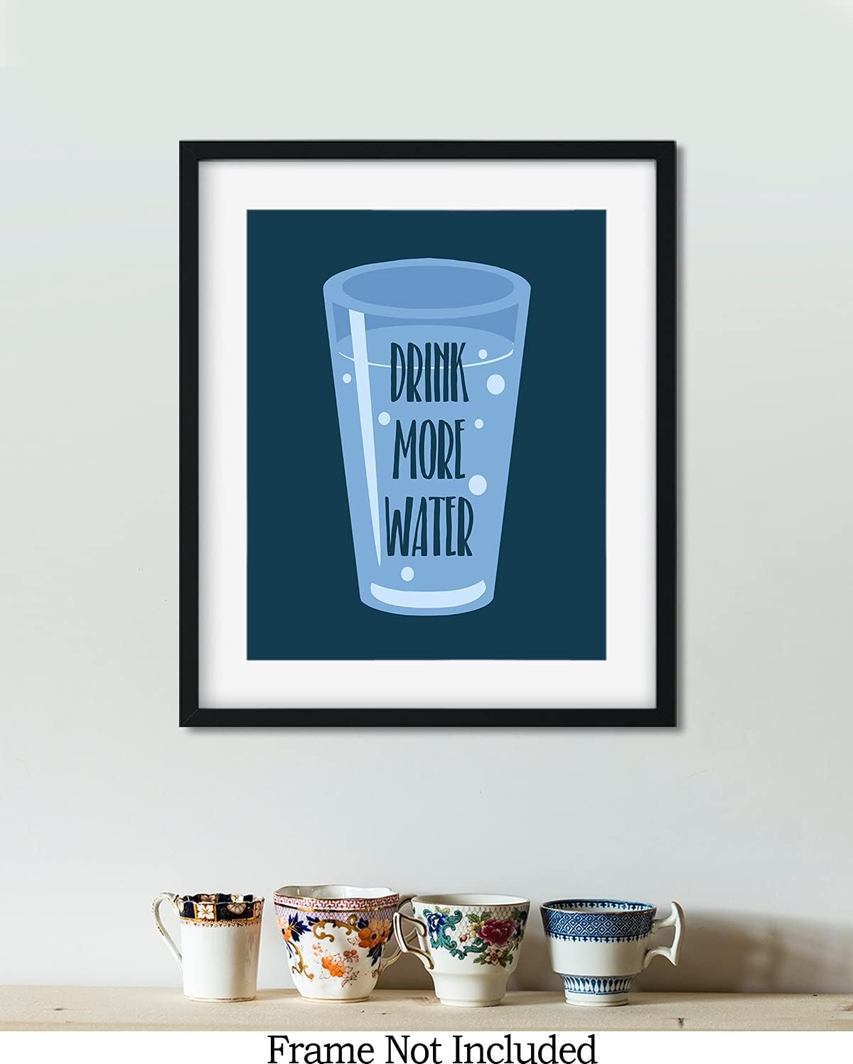Govivo Bebe más agua – Impresión artística para decoración de pared con un fondo azul oscuro – Obra de arte sin marco de 8 x 10 pulgadas impresa en