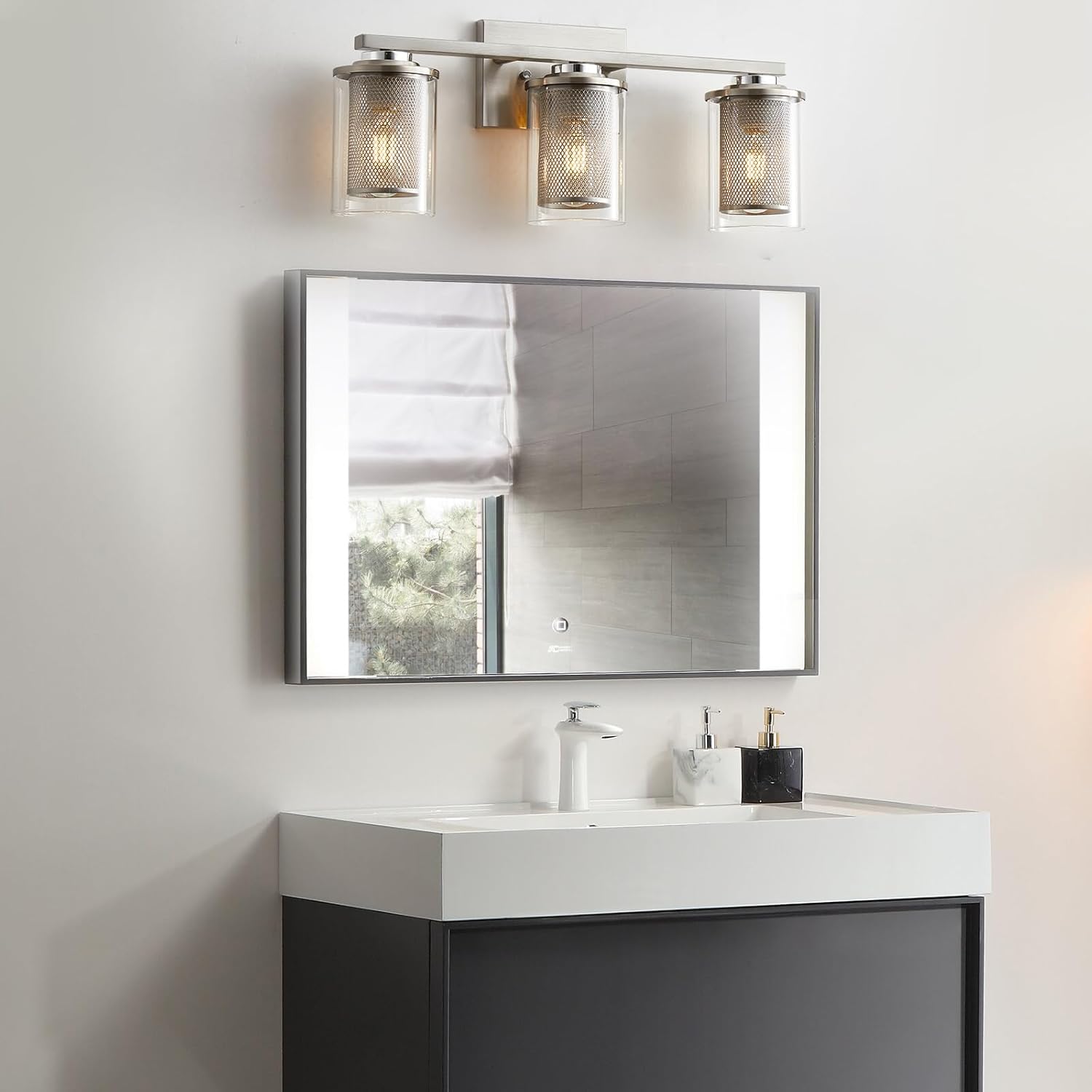 Szleomay Luces de tocador de 3 luces, lámparas de baño de níquel cepillado con pantalla de vidrio transparente y malla de metal, luces de baño