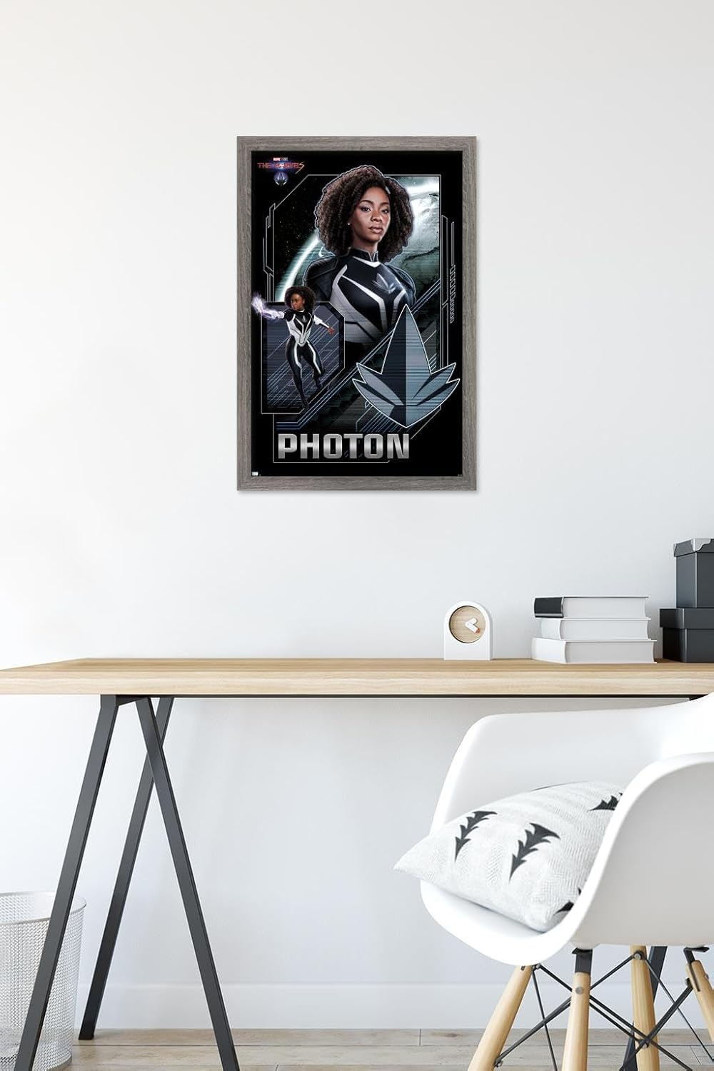 Trends International Marvel The Marvels – Póster de pared con fotón, 14.72 x 22.37 pulgadas, versión enmarcada de madera de granero