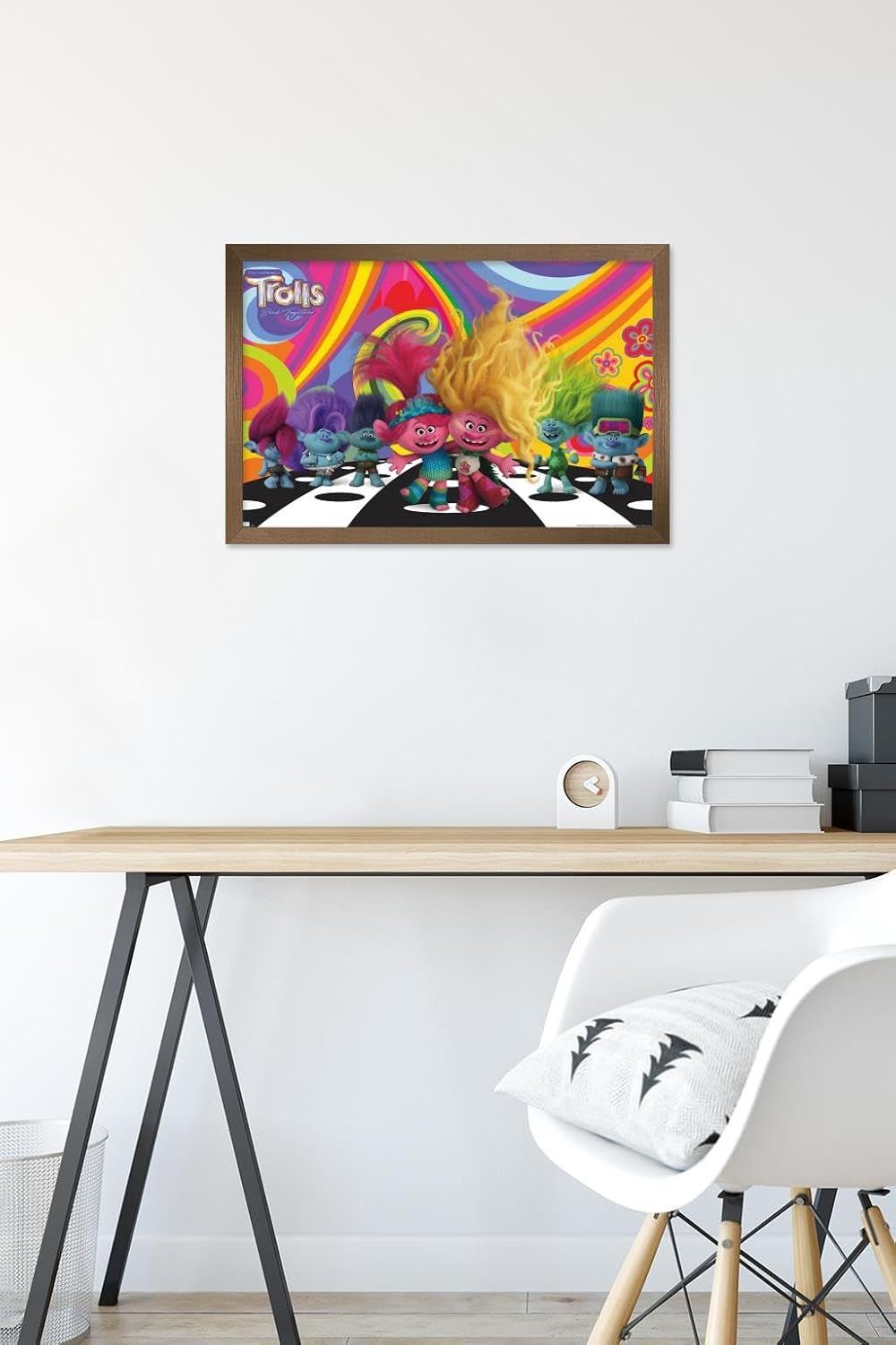 Trends International Trolls Band Together – Póster de pared del universo, 14.72 x 22.37 pulgadas, versión enmarcada en bronce
