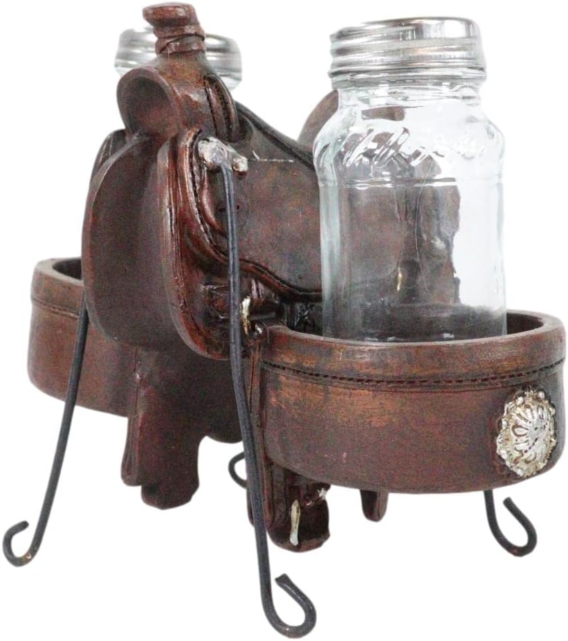 Ebros Gift Country Western Cowboy Horse Sillín con 2 alforjas y conchos plateados, juego de estatuillas de sal y pimentero, acabado de cuero,
