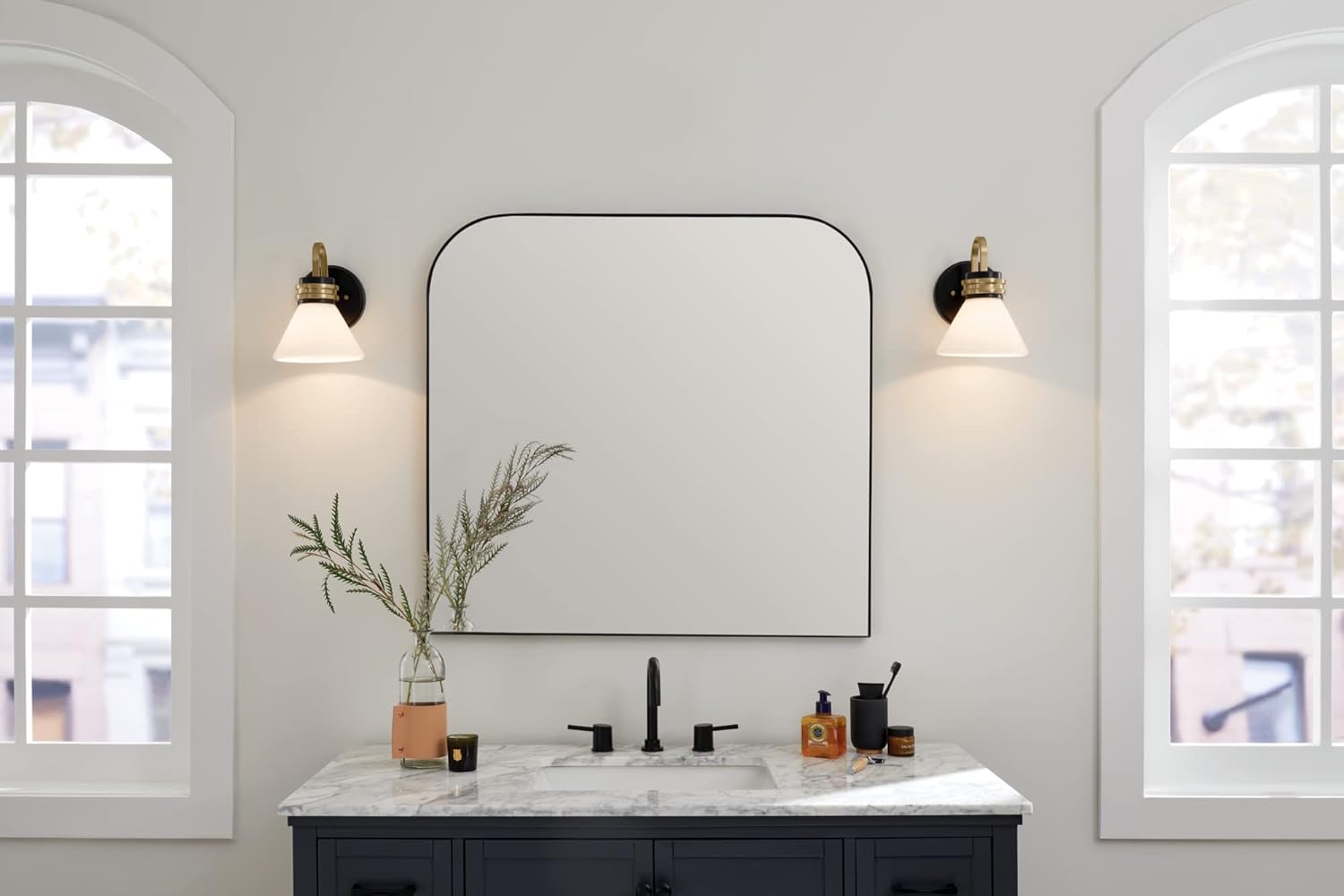 Kichler Farum – Aplique de pared con 1 luz de 9.5 pulgadas con cristal de ópalo en negro con bronce champán
