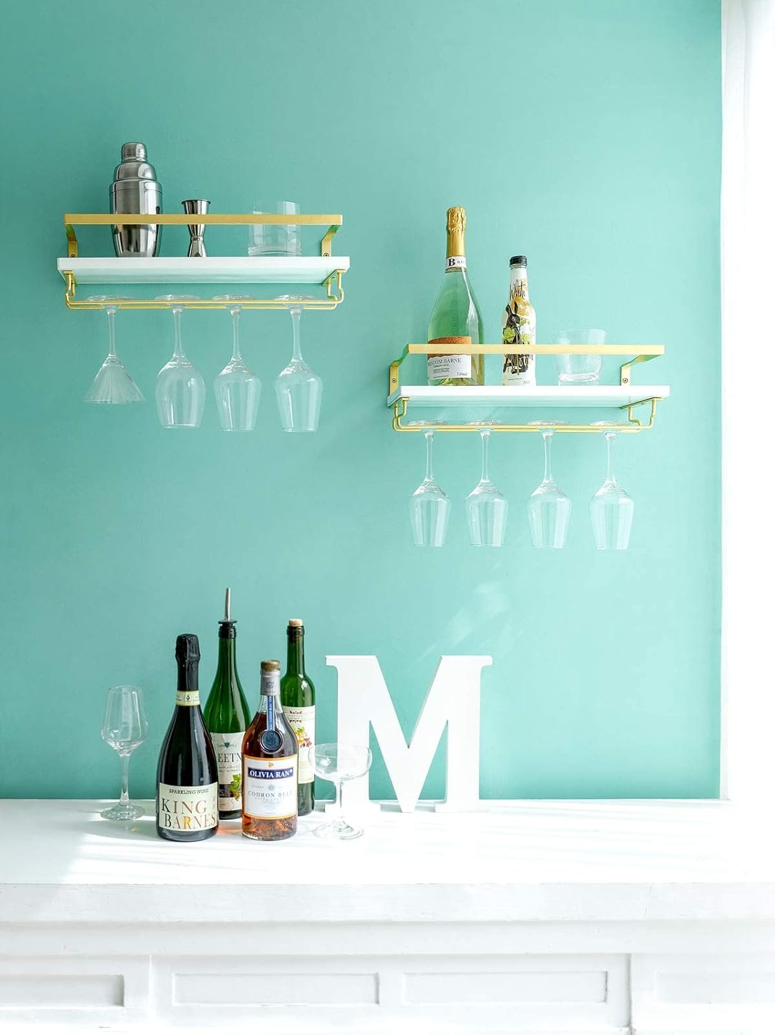 Mkono Estante de vino montado en la pared, juego de 2 soportes para botellas de vino de madera blanca, estantes flotantes con colgador de copas de