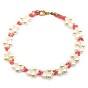 Elegante brazalete para dama hecho a mano de perlas fantasia y cuentas de vidrio de 9″ de largo, ideal para regalo, se envía empaque según muestra. Elegante brazalete para dama hecho a mano de perlas fantasia y cuentas de vidrio de 9″ de largo, ideal para regalo, se envía empaque según muestra.