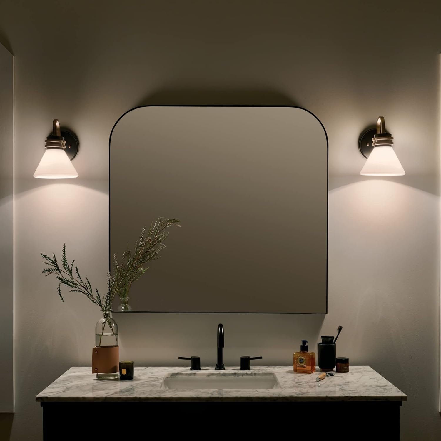 Kichler Farum – Aplique de pared con 1 luz de 9.5 pulgadas con cristal de ópalo en negro con bronce champán