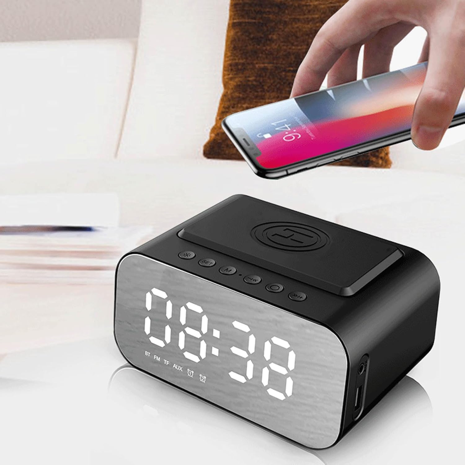 Altavoz Bluetooth con reloj despertador, cargador inalámbrico de 15 W de carga rápida, radio FM, temporizador de sueño, 3 niveles de brillo