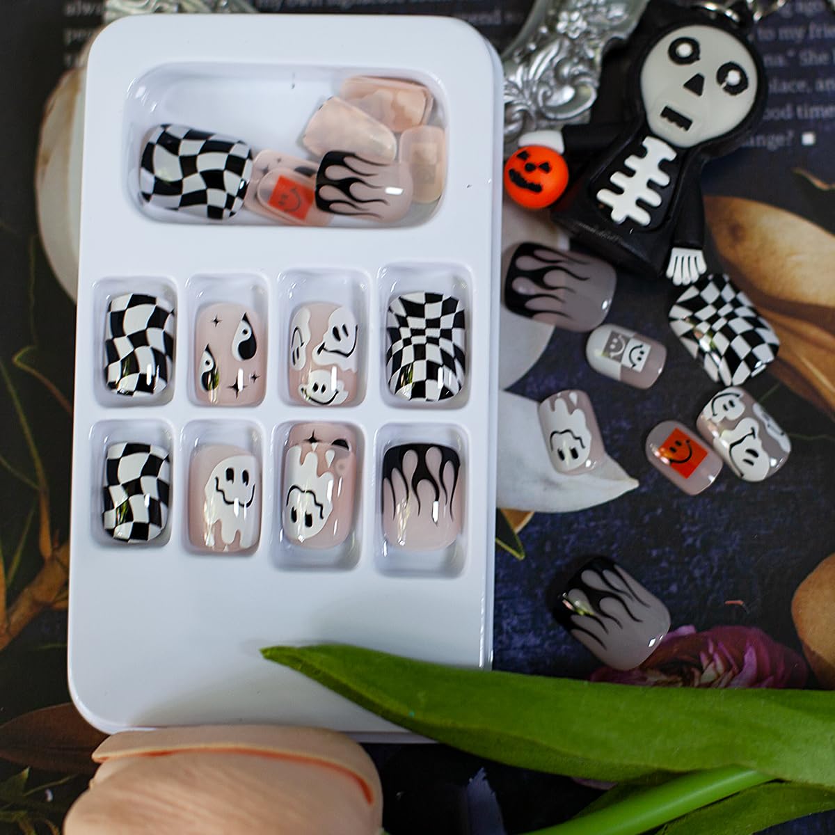 Uñas postizas cuadradas cortas a presión para Halloween, uñas acrílicas brillantes de color rosa con llama fantasma, diseños de tablero de Otelo,