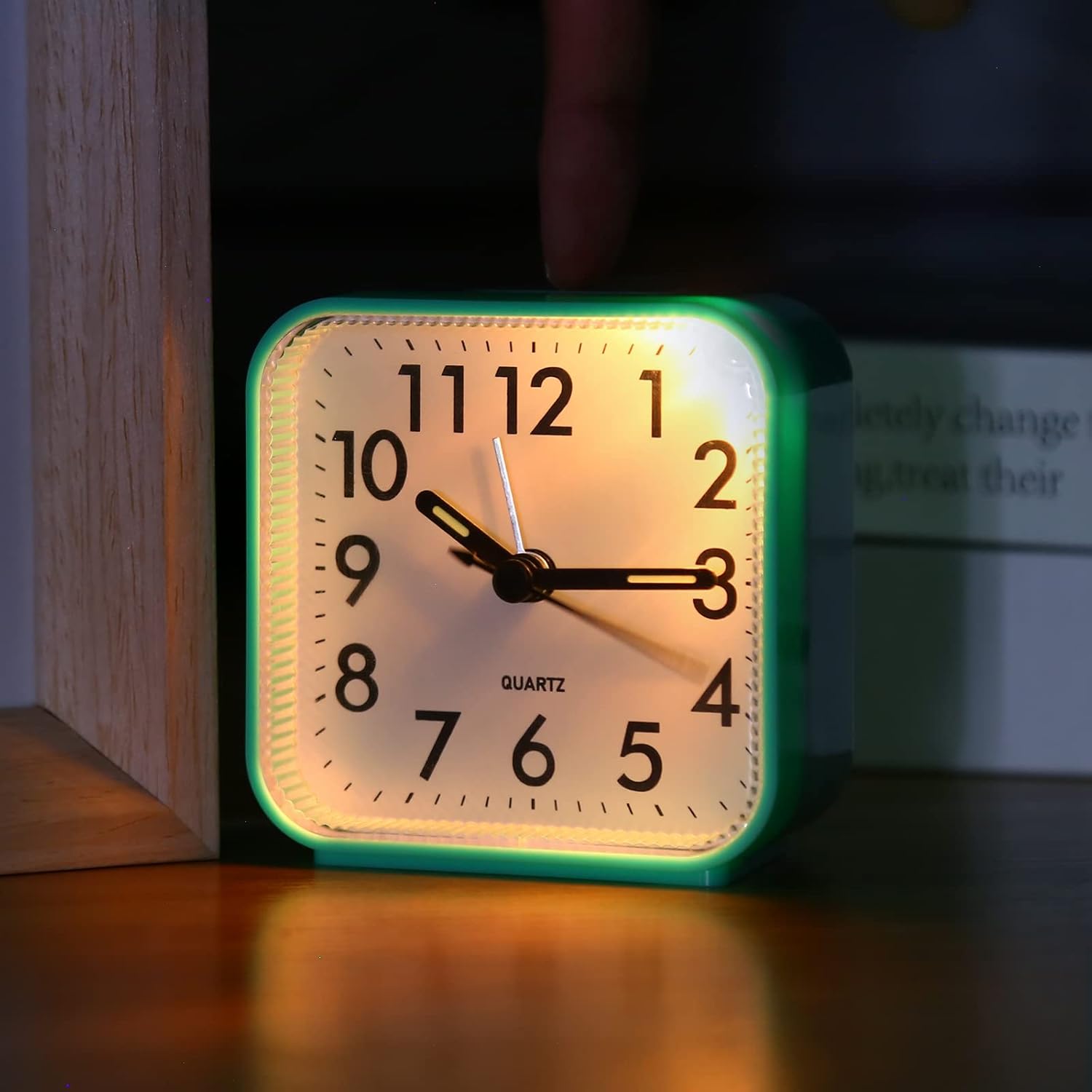 JXTZ Reloj despertador analógico, reloj de noche alimentado por batería, reloj de viaje silencioso sin tictac con luz nocturna, repetición, fácil de
