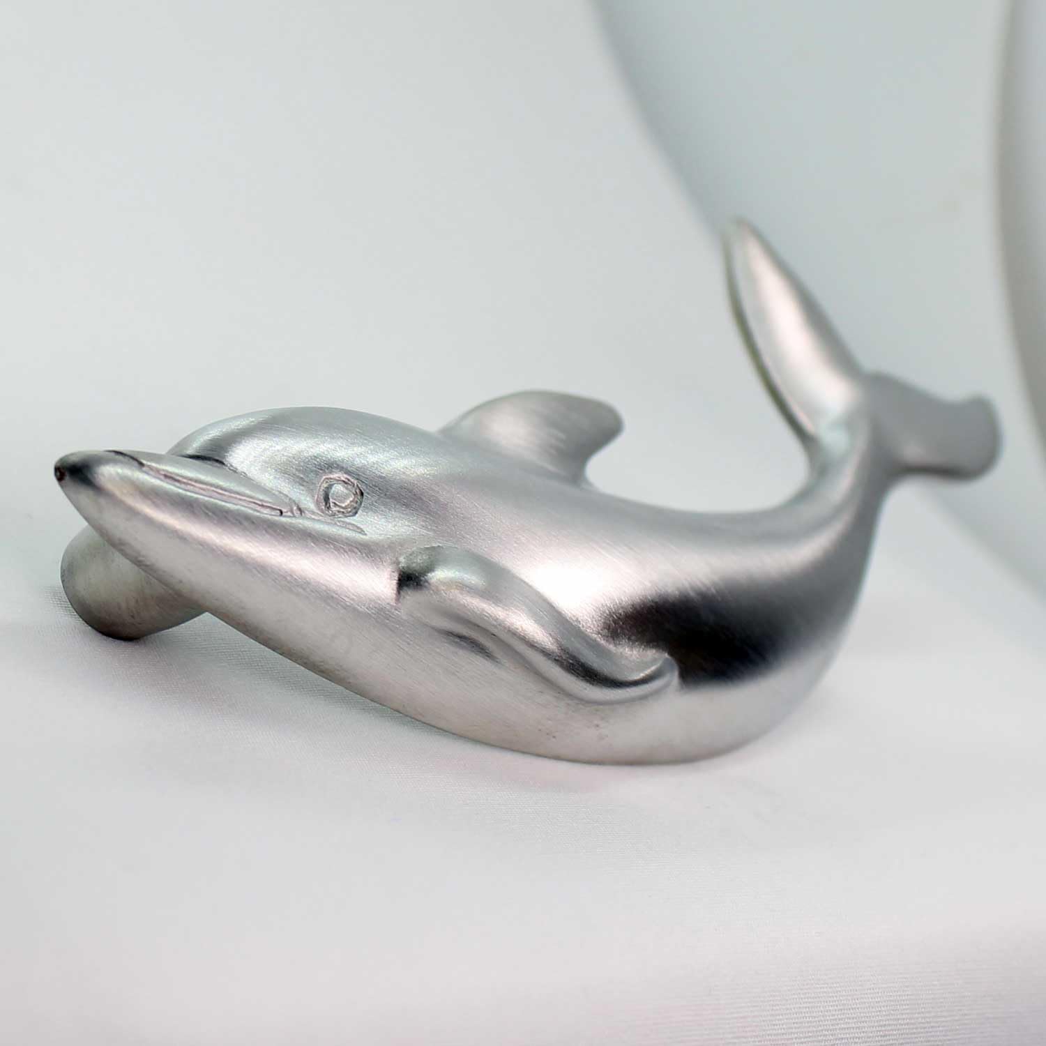 Costello Coastal – Tirador de cajón Dolphin (orientado a la izquierda)  Colección de herrajes de peltre