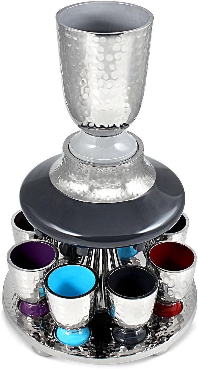 Elegant Display Kidush Cup Juego de fuente de vino  Metal martillado con detalles de esmalte  Copa grande, 8 tazas de chupito para Shabat, Pascua,