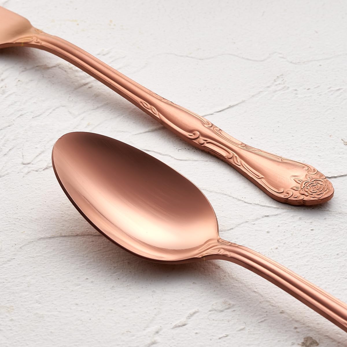 Juego de 6 cucharas de cena color oro rosa mate, acero inoxidable con acabado satinado, juego de 6 cucharas de sopa, diseño de patrón rosa, aptas