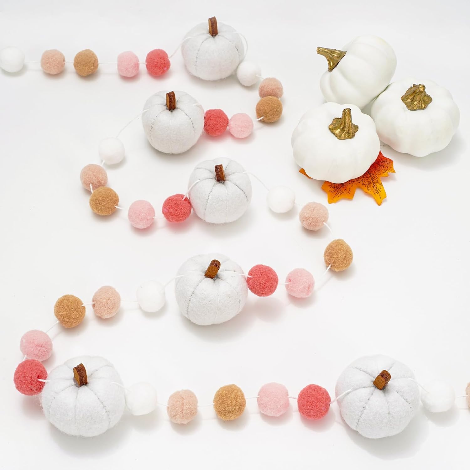Whaline Guirnalda de fieltro de otoño de 8.2 pies con forma de calabaza blanca 3D banderines de fieltro colorido bola de pompón premontada guirnalda