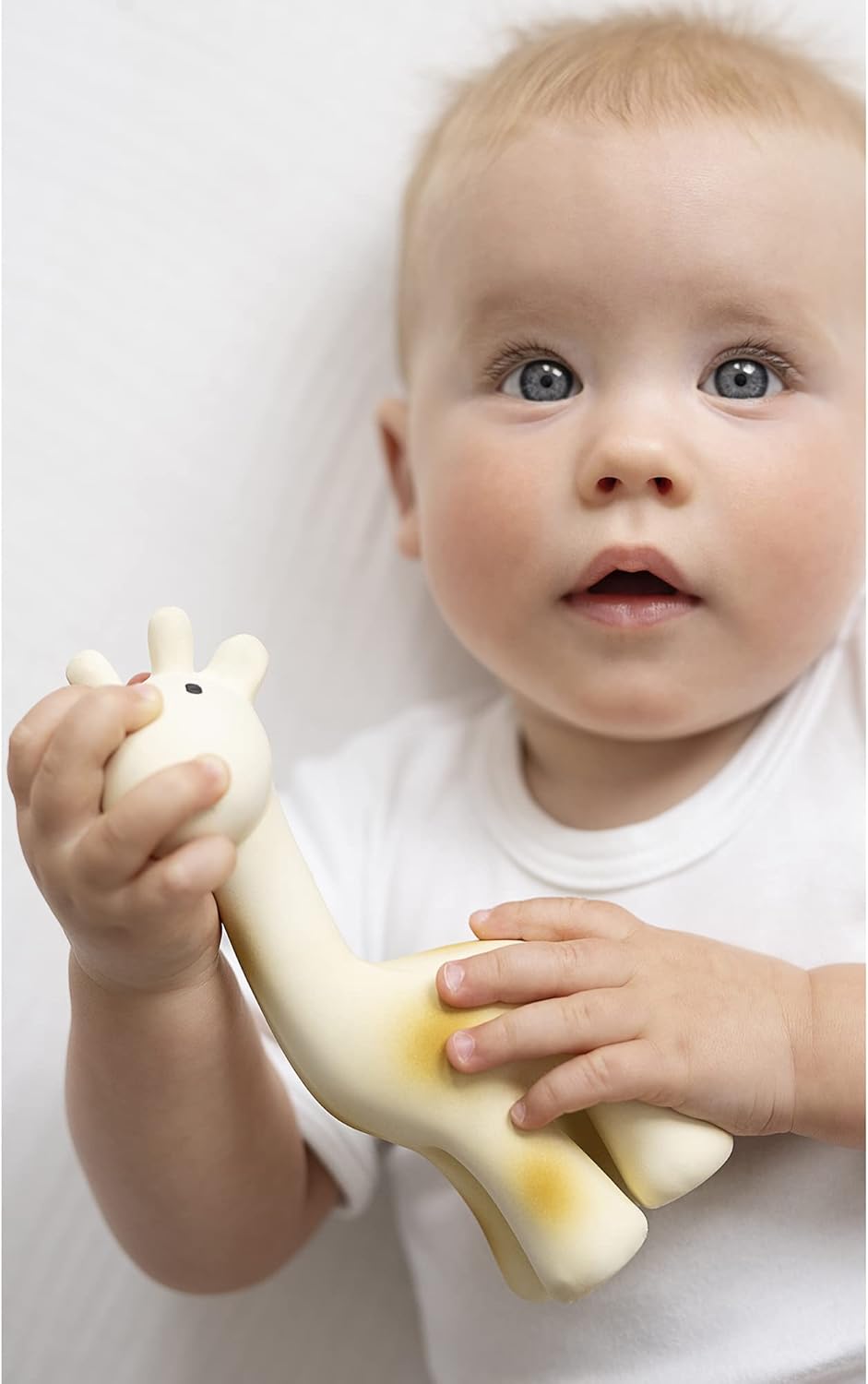 Tikiri Toys – Sonajero de jirafa de goma, mordedor y juguete de baño, caucho natural orgánico, a partir de 6 meses