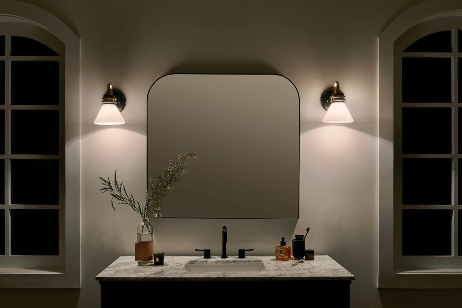 Kichler Farum – Aplique de pared con 1 luz de 9.5 pulgadas con cristal de ópalo en negro con bronce champán