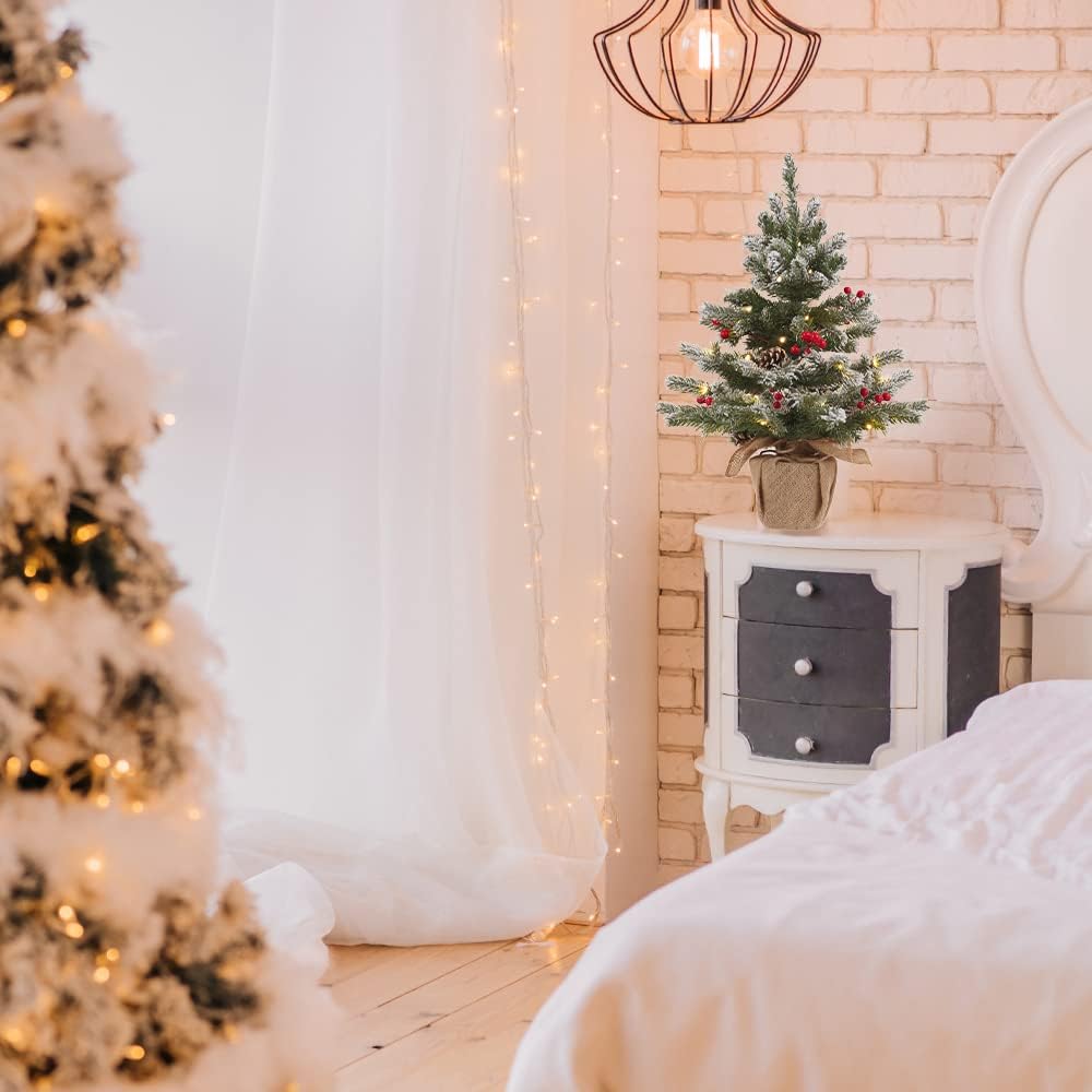 DECSPAS – Mini árbol de Navidad nevado preiluminado de 24 pulgadas y 2 pies, árbol de Navidad flocado de mesa pequeño con 20 luces LED, bayas rojas