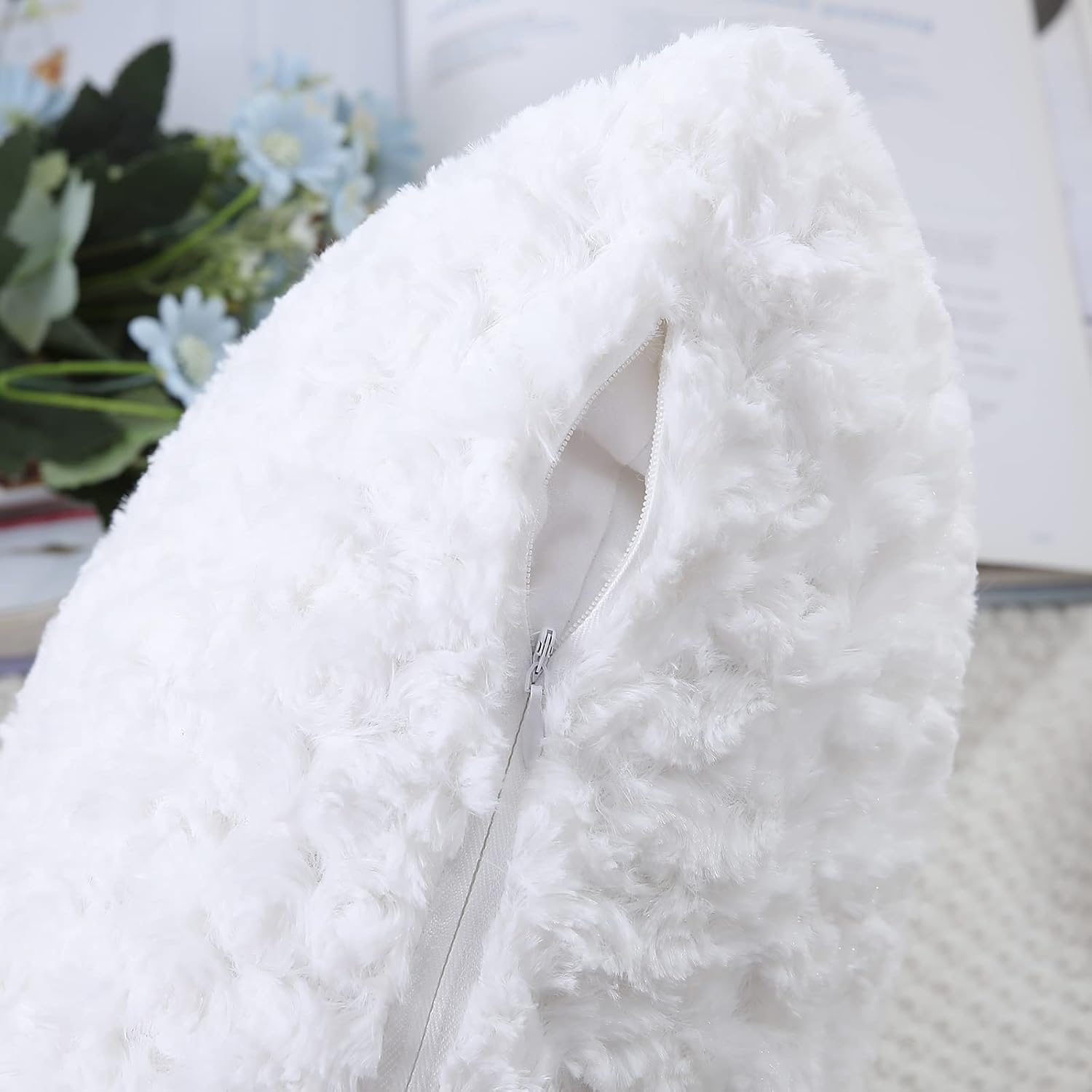 Cikary Juego de 2 fundas de almohada de piel blanca con patrón de rosas 3D de 16 x 16 pulgadas, fundas de almohada decorativas esponjosas para sofá,