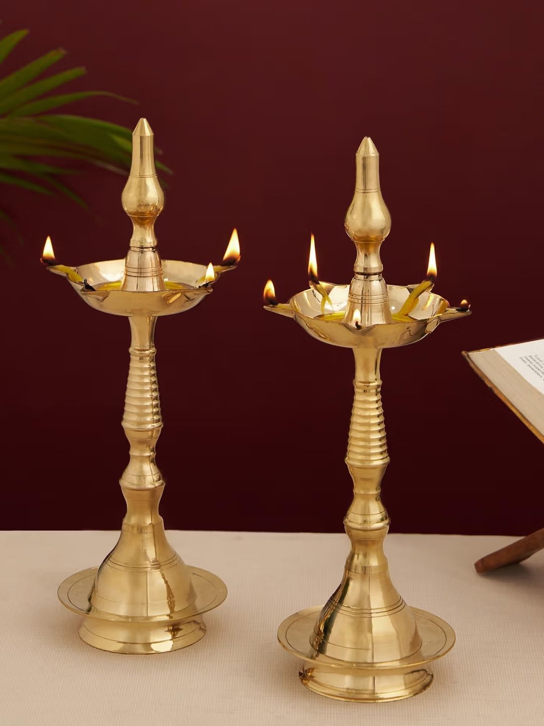TIED RIBBONS Juego de 2 soportes de Kerela de 10 pulgadas Samai Diyas  Lámparas de aceite Deepam Diya de latón dorado para decoración de Pooja y