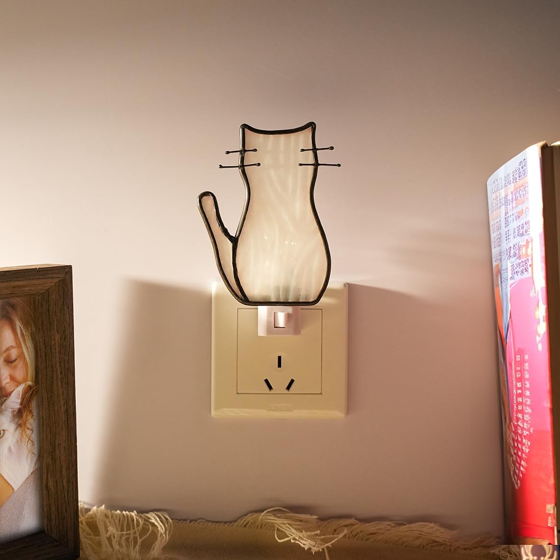 BOXCASA Luz nocturna de gato blanca con bombilla, lámpara de gato de vidrieras, luces nocturnas amarillas cálidas enchufables a la pared para sala