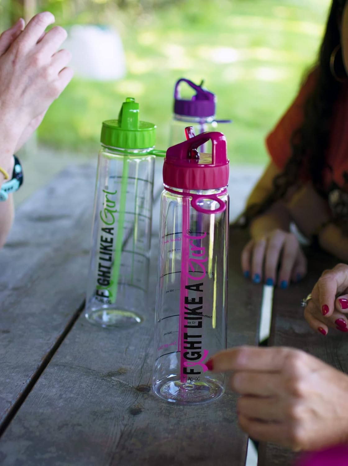Fight Like a Girl Slimkim II Botella de entrenamiento para deportes acuáticos, marcador de tiempo inspirador con objetivos de medición de 30 onzas,