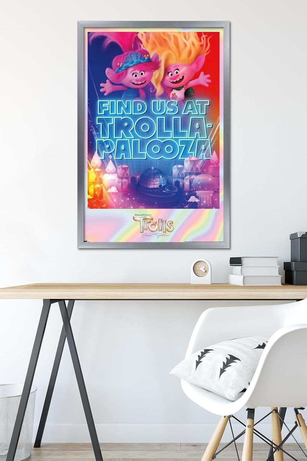 Trends International Trolls Band Together – Póster de pared de Viva and Poppy at Trolla-Palooza, 22.37 x 34.00 pulgadas, versión enmarcada en plata