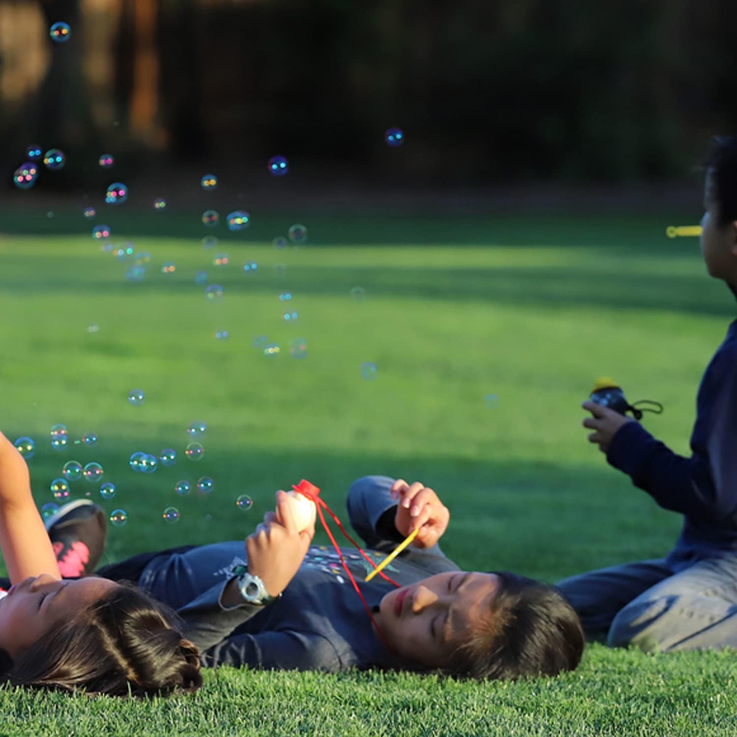 UNCLE BUBBLE Divertidos amigos antiderrames, más juego, menos desorden  Resistente a derrames  Incluye oso encantador, solución de burbujas y 2