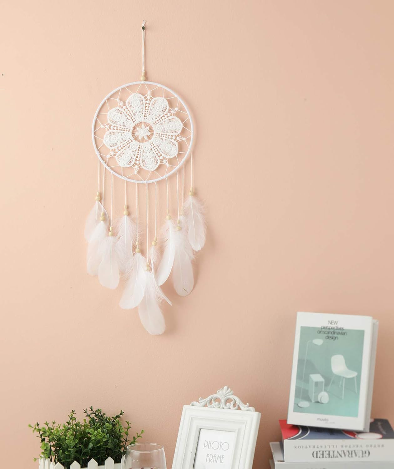 Atrapasueños blancos para dormitorio, decoraciones colgantes hechas a mano con plumas blancas de encaje atrapasueños móvil para decoración de