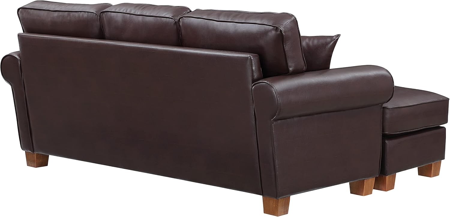 OSP Home Furnishings Rylee – Sofá seccional reversible con brazo enrollado con 2 almohadas y patas con acabado café, piel sintética de cacao