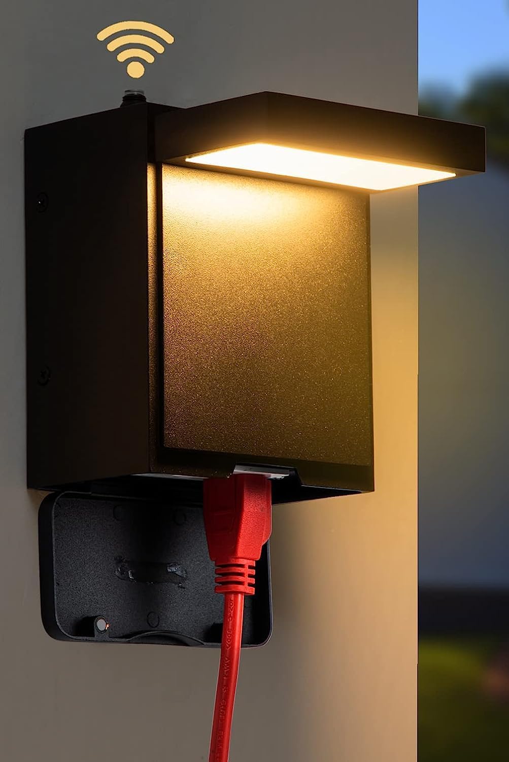 Lámpara LED de pared para exteriores con salida GFCI, moderna luz LED para porche al aire libre con dos salidas integradas, aplique de exterior