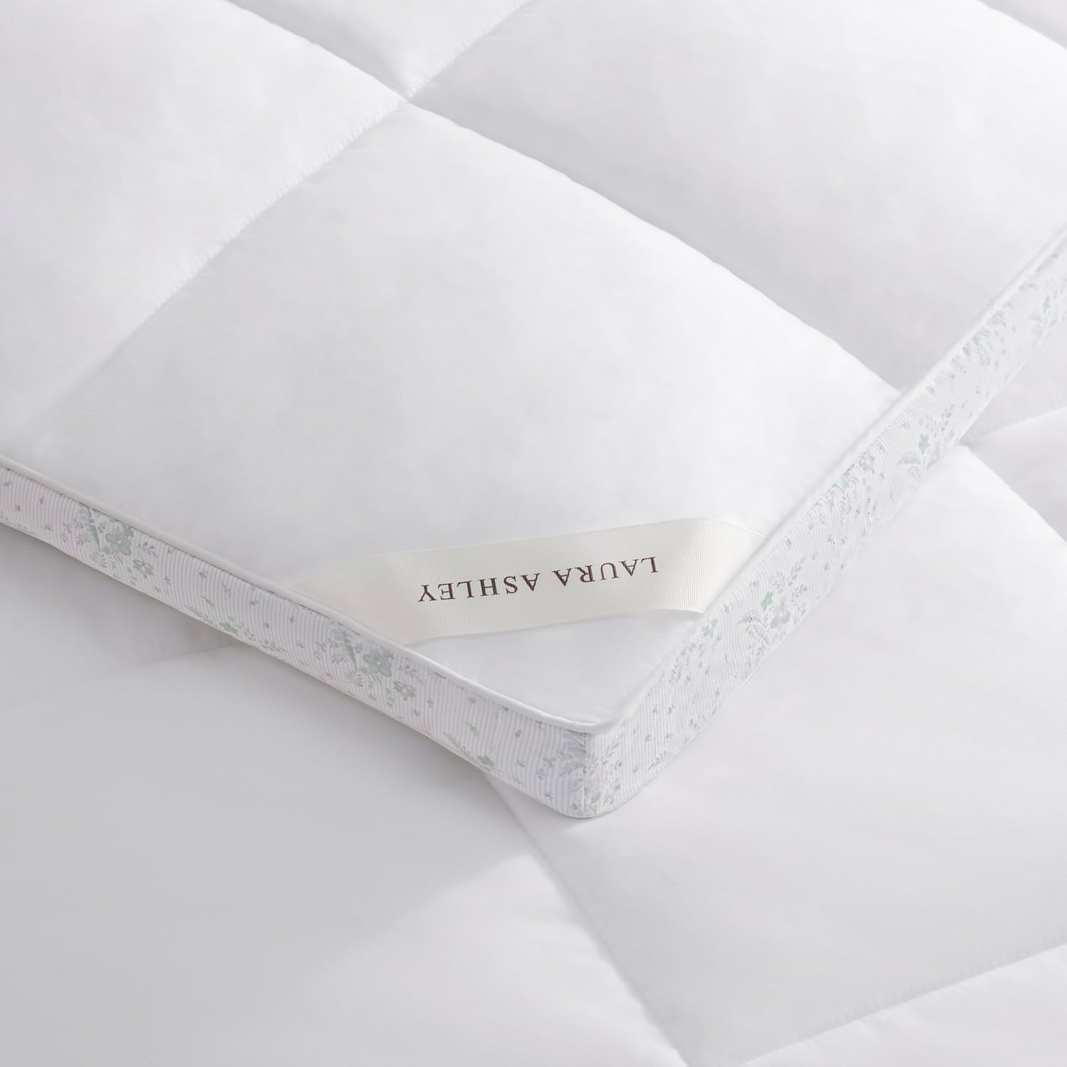 Laura Ashley 32182 Sageston – Edredón con refuerzo, tamaño King, California King, con tecnología de enfriamiento alternativa, lavable a máquina,