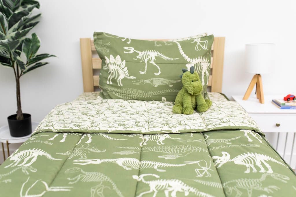 Beddy’s Nod & Winks – Juego de ropa de cama para niños pequeños, tema de fósiles, juego verde de 3 piezas con funda de colchón con cremallera,