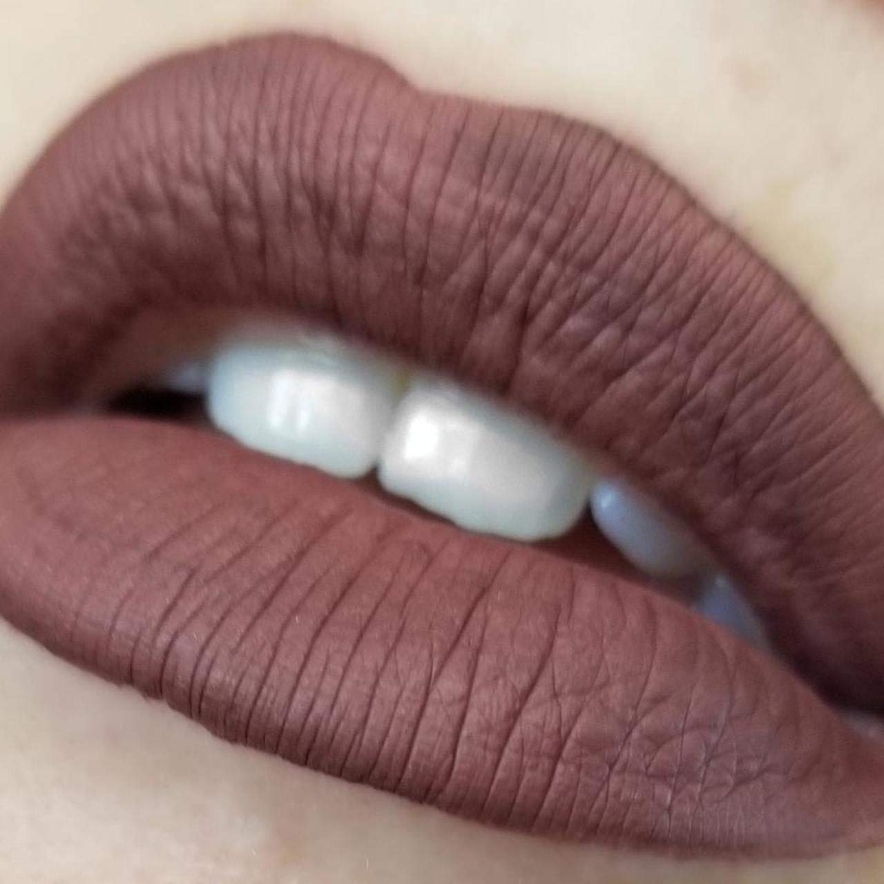 Lápiz labial líquido gótico para cosplay. Productos de belleza 100% veganos y libres de crueldad inspirados en el horror, la cultura pop y el