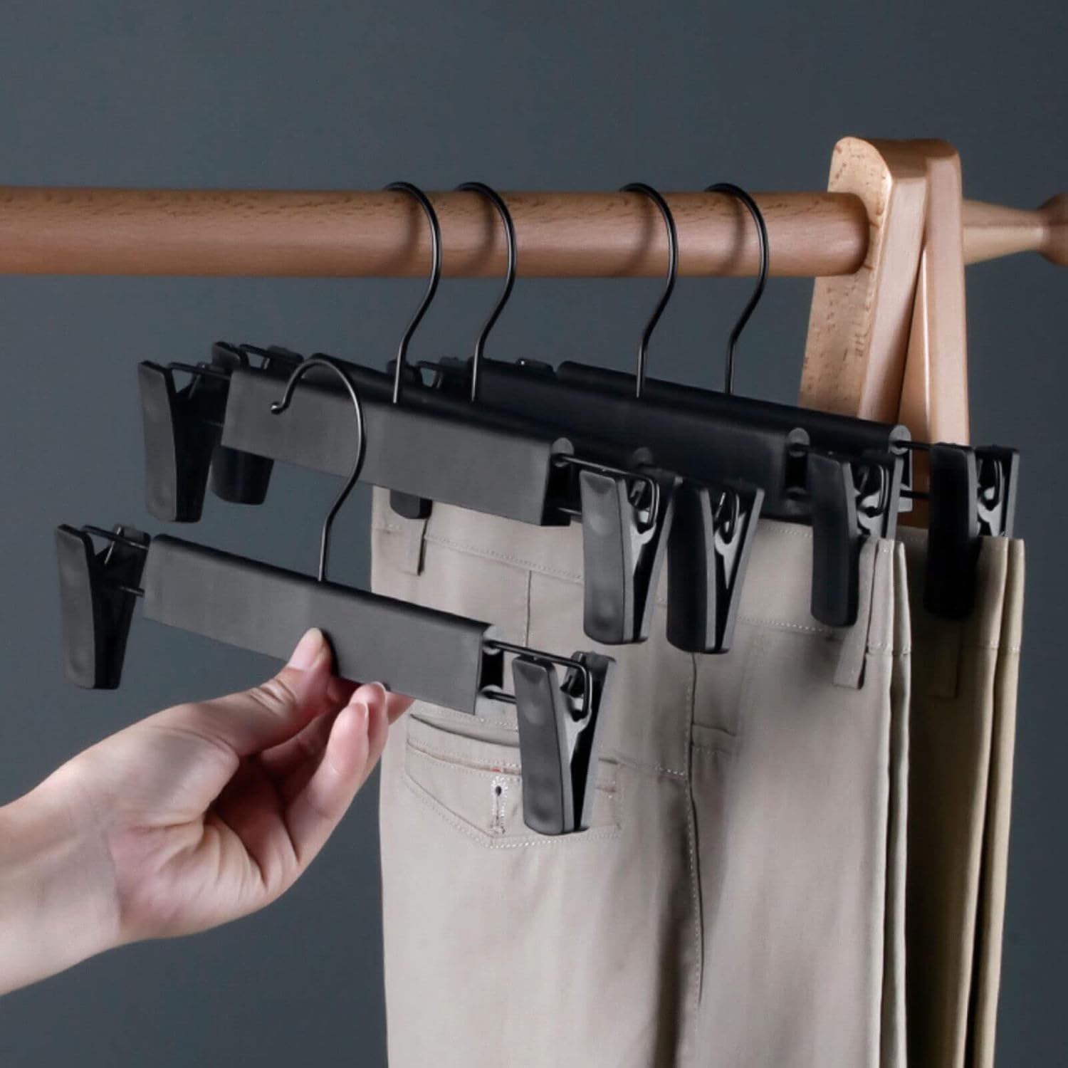 NORTHERN BROTHERS Paquete de 50 perchas negras para pantalones, perchas para ropa y pantalones con clips, perchas para faldas para mujeres, perchas