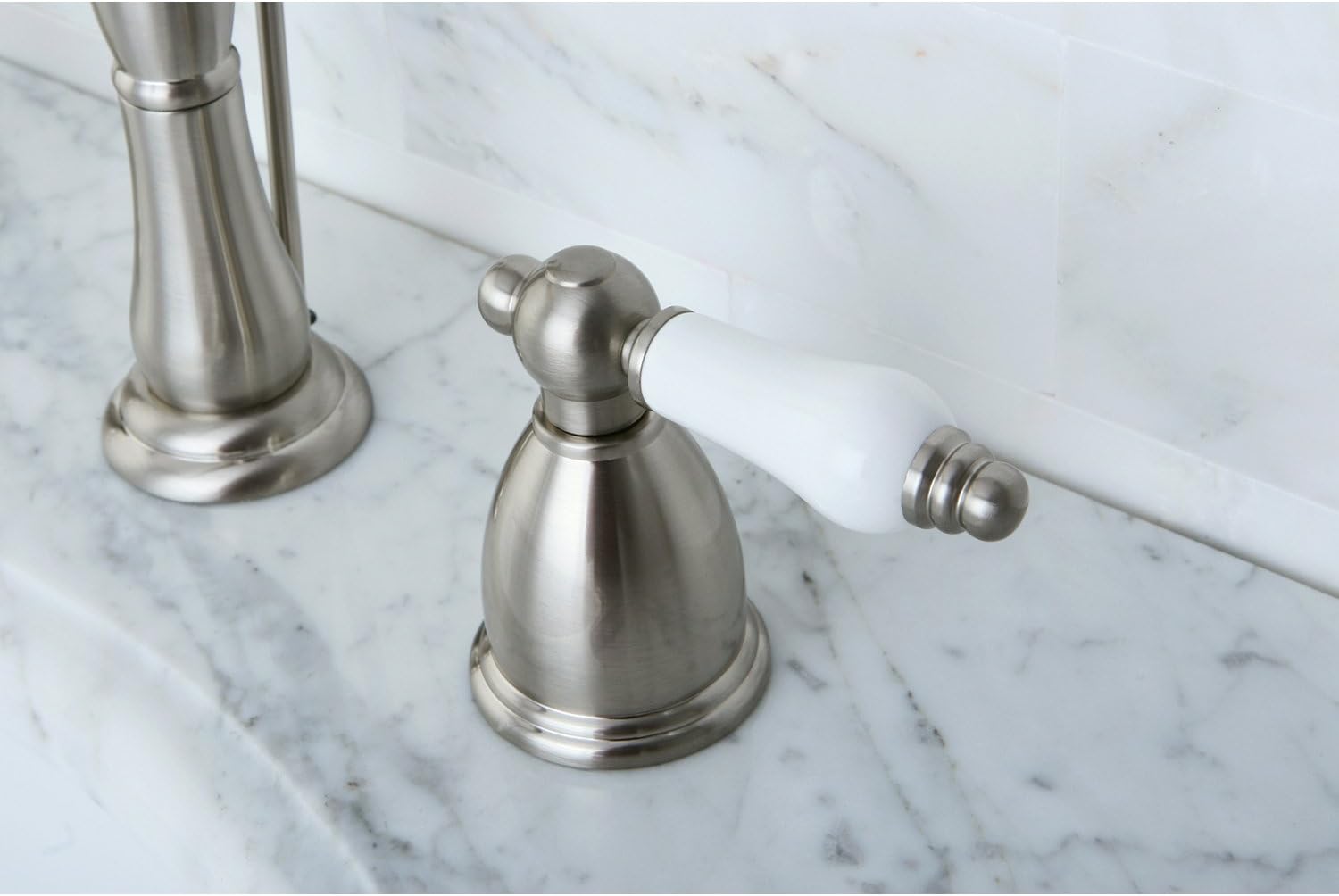 Kingston Brass KB1978PL Heritage – Grifo de lavabo generalizado con mango de palanca de porcelana, níquel cepillado