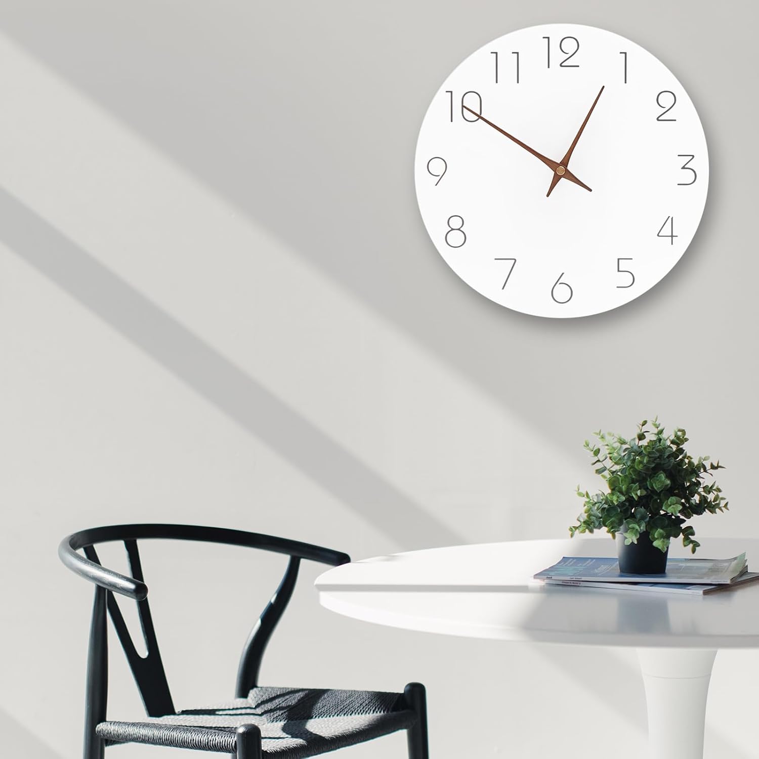 WLIEYEE Reloj de pared de madera de 10 pulgadas con movimiento de barrido sin tictac, funciona con pilas, reloj decorativo para sala de estar,