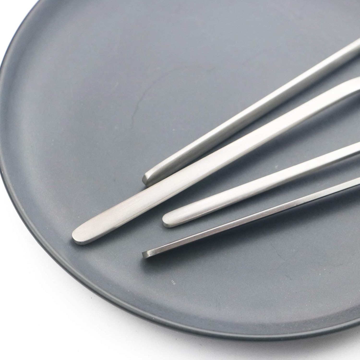 Juego de cubiertos plateados mate de acero inoxidable con acabado satinado para 6, 24 cucharas y tenedores, apto para lavavajillas (plata mate)