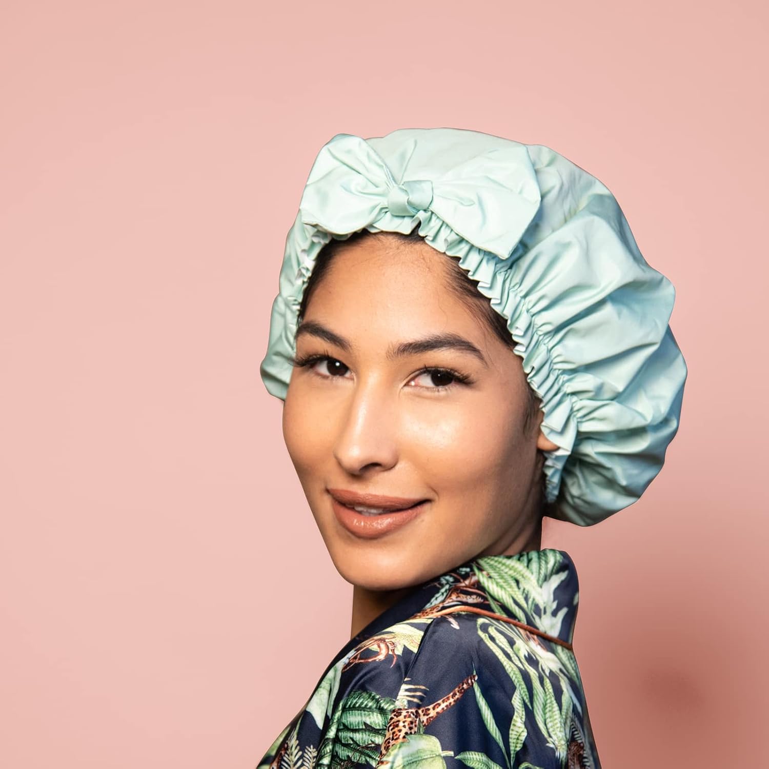 KISMETICS – Gorro de ducha de moda, reutilizable, diseño de lazo anudado a la moda con ribete de volantes, gorro de ducha impermeable, ligero y
