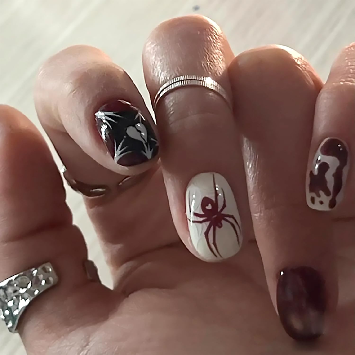 Uñas cortas a presión para Halloween, uñas postizas cuadradas con diseños de araña, uñas acrílicas rojas y blancas, uñas adhesivas brillantes de
