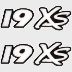 Triton Boat 1974040 – Adhesivo con logotipo de marca en relieve 1974040 Emblema 19XS (par) Triton Boat 1974040 – Adhesivo con logotipo de marca en relieve 1974040 Emblema 19XS (par)