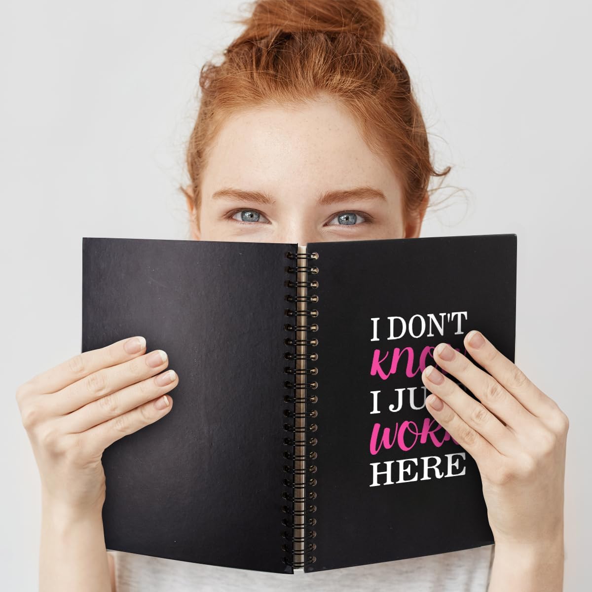 QYUVK Cuadernos en espiral en blanco de tapa dura con texto en inglés “I Don’t Know I Just Work”, divertidos regalos administrativos profesionales
