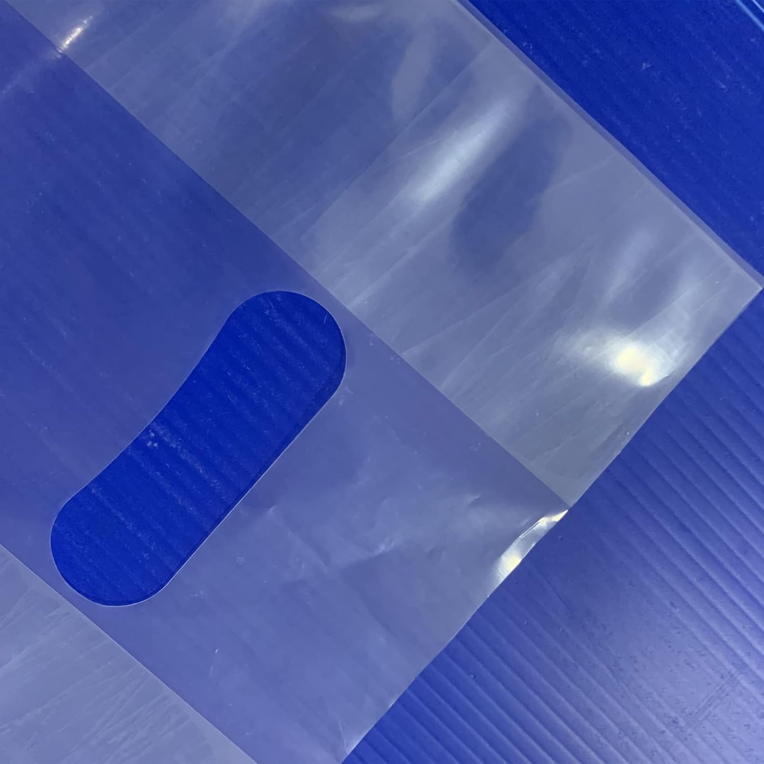100 bolsas de plástico transparentes de 8 x 12 pulgadas con asas troqueladas y refuerzo, asas troqueladas de 2 mil de grosor, perfectas para