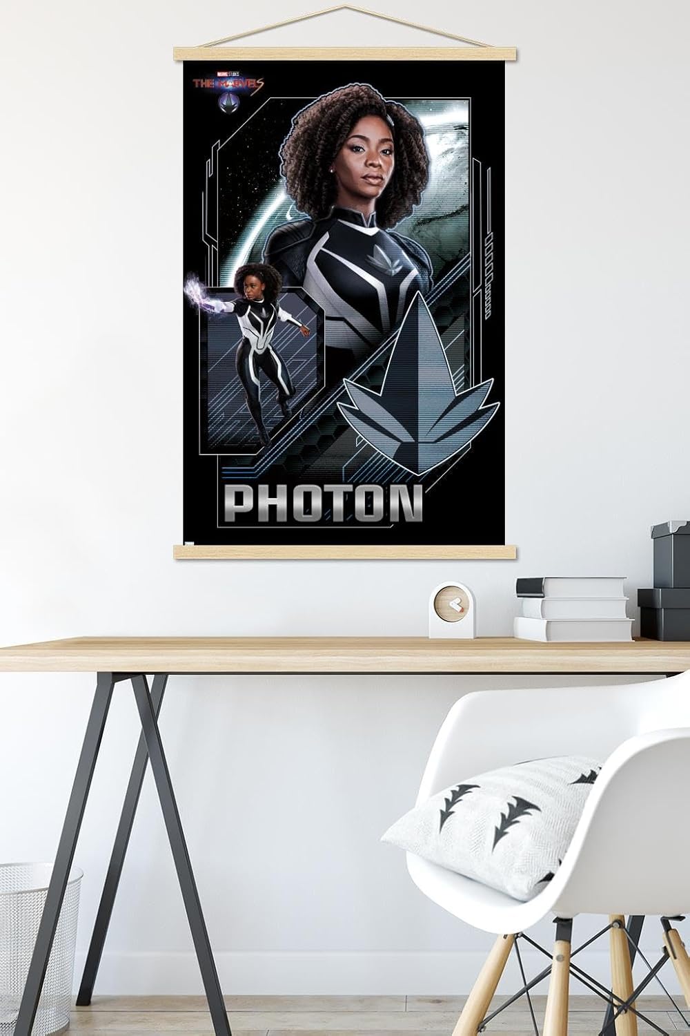 Trends International Marvel The Marvels – Póster de pared con fotones, 22.37 x 34.00 pulgadas, paquete de impresión prémium y colgador de madera de