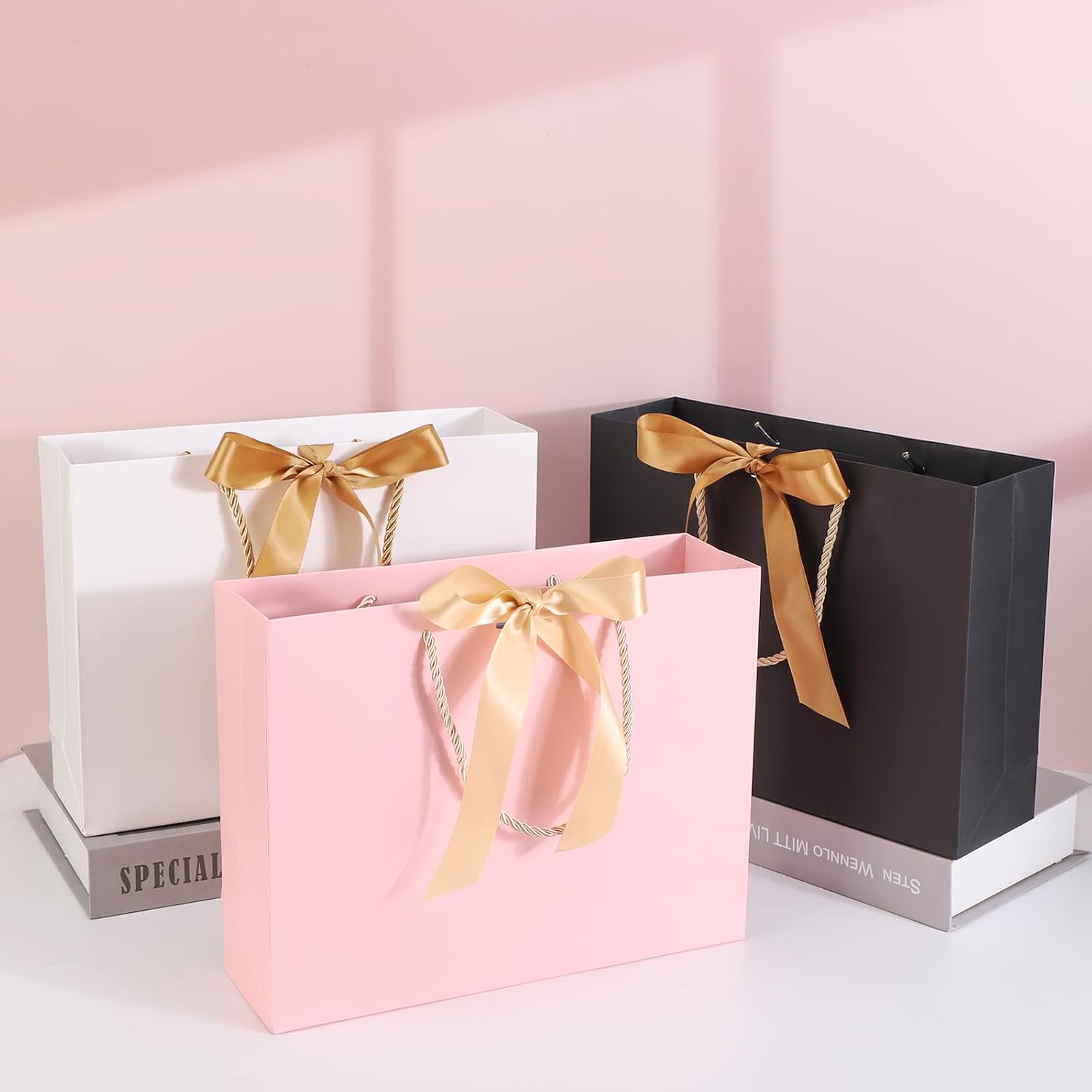 EUSOAR Bolsas de regalo con cinta, 12 bolsas de papel kraft negro de agradecimiento de 10.6 x 3.1 x 8.3 pulgadas, con asa de cinta de lazo, bolsas