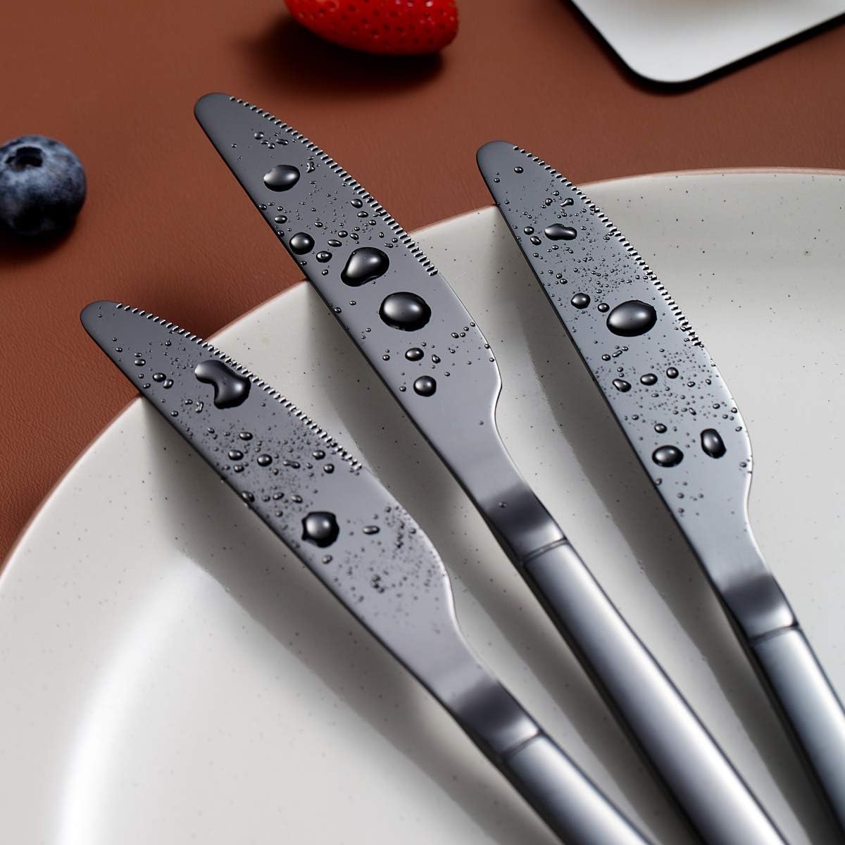 Berglander Juego de 4 cuchillos de cena negros, cuchillos de cena de acero inoxidable chapado en negro brillante de titanio, cuchillos de mesa,