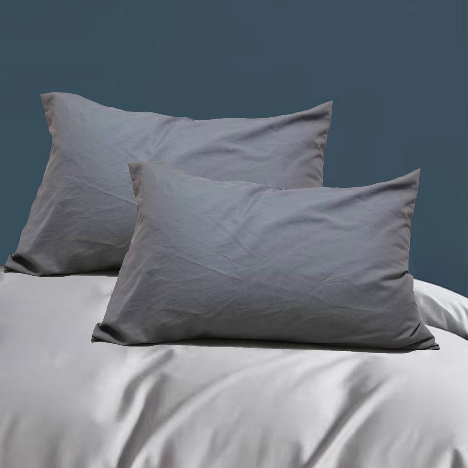 Paquete de 4 fundas de almohada prémium tamaño Queen, color gris estándar, microfibra ultrasuave de 1800 hilos, doble cepillado, sin alergias, funda