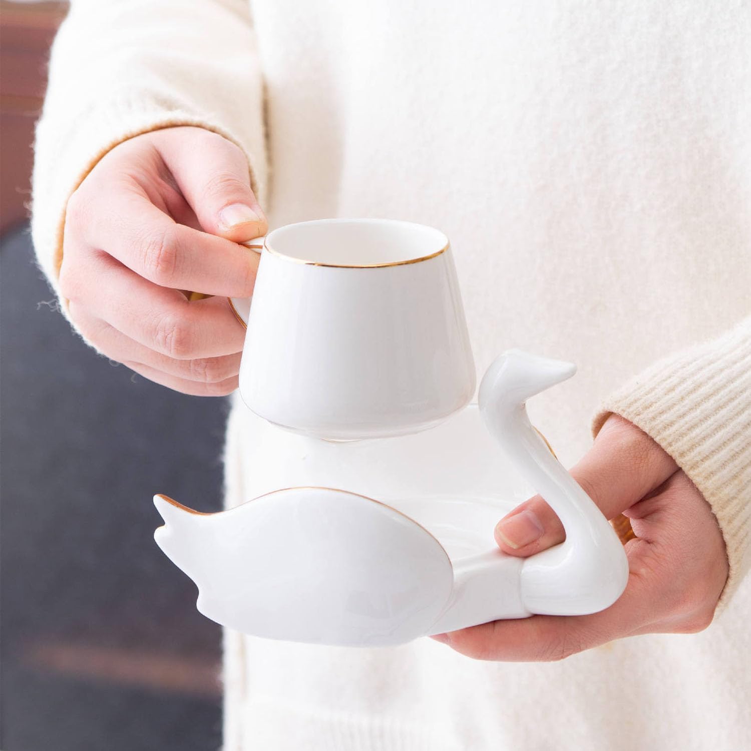 Juego de 2 tazas de café de cerámica y platillo, creativas y lindas tazas de café con posavasos de cisne para oficina y hogar, tazas de porcelana