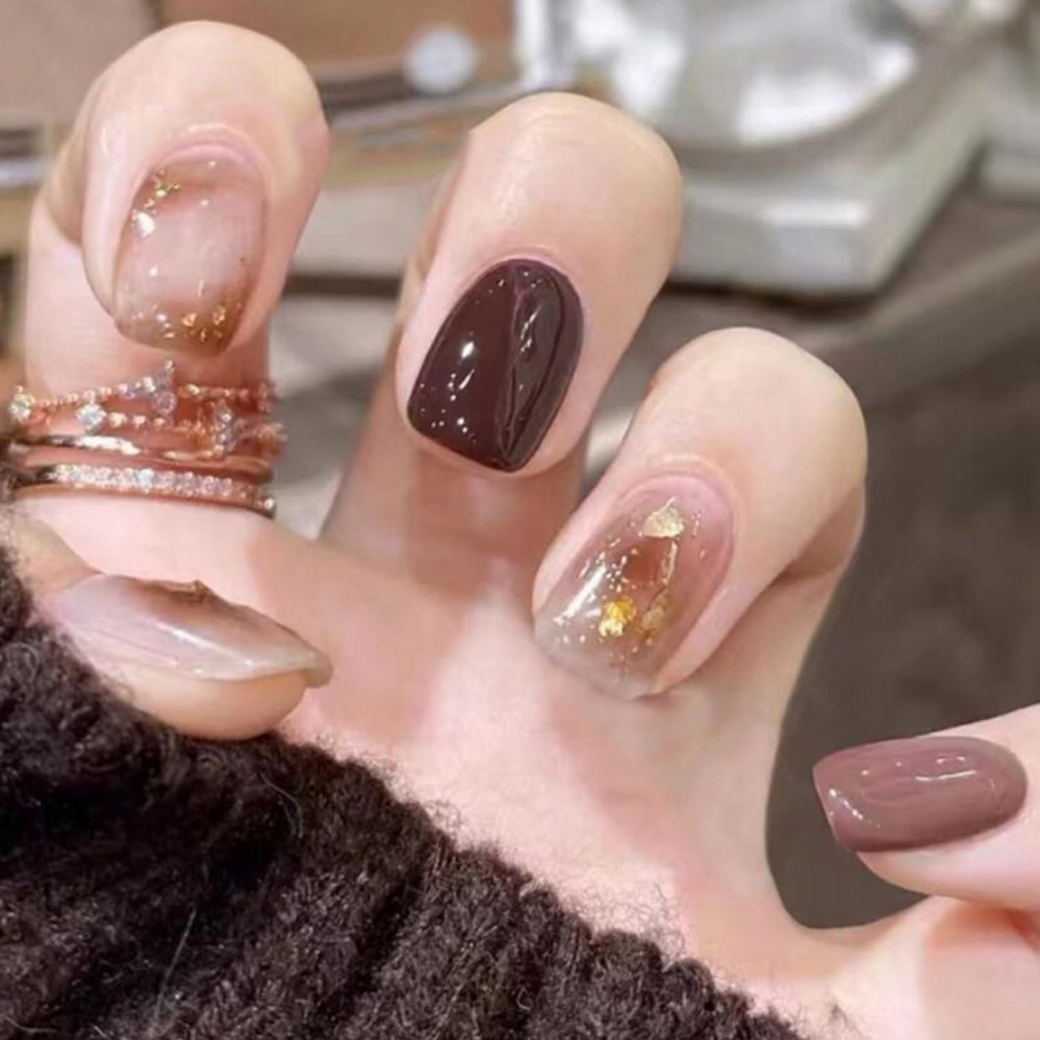 Uñas postizas cortas cuadradas de otoño, color marrón café con diseños de aluminio, uñas acrílicas adhesivas brillantes para mujer, uñas postizas a