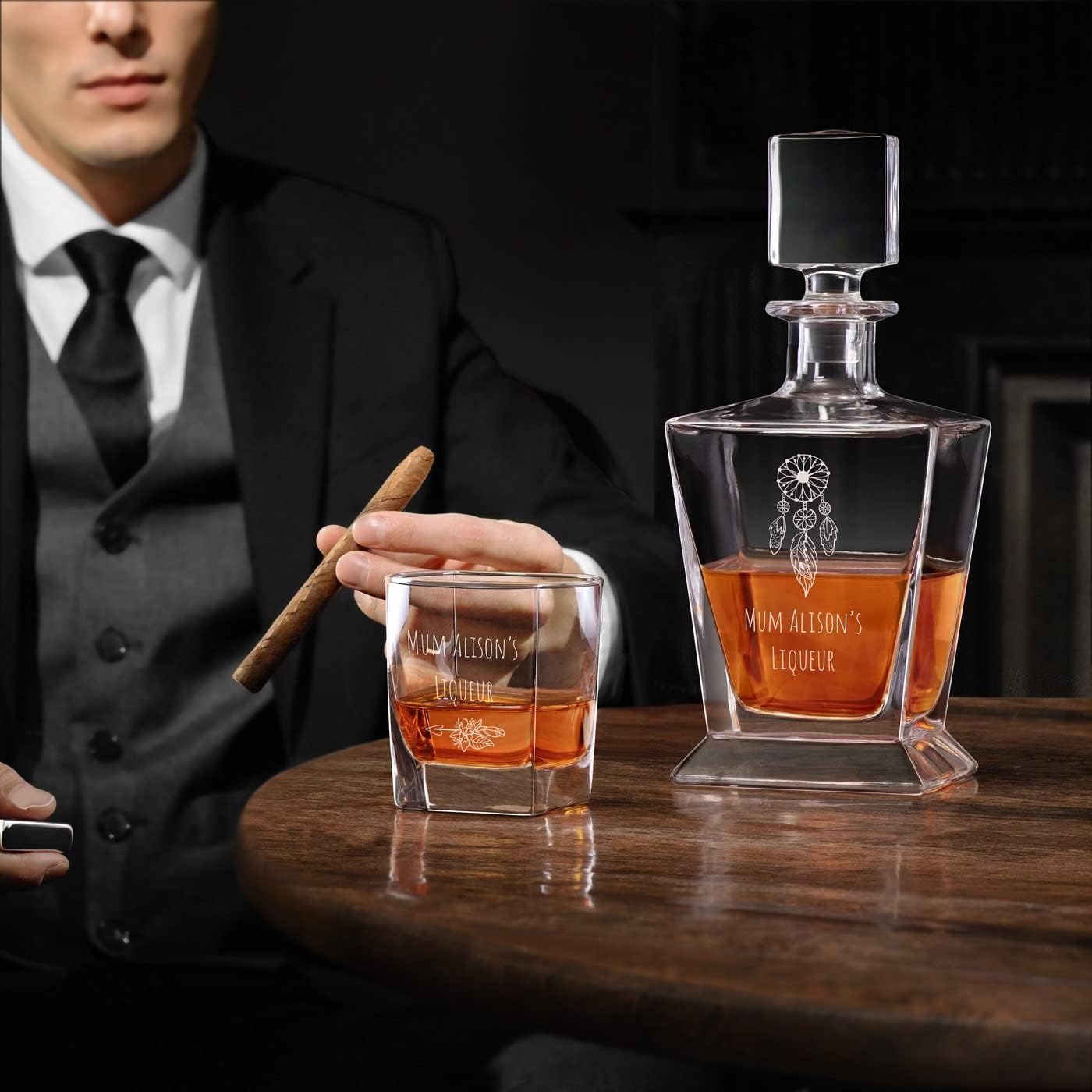Maverton Decantador de whisky para mujer – Dispensador de licor personalizado para ella – Jarra de whisky para cumpleaños – Artículo elegante para