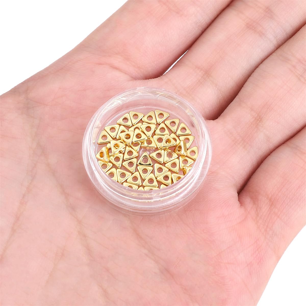 Beadia Cuentas espaciadoras triangulares chapadas en oro de 14 quilates, 0.138 x 0.059 in, 50 unidades para hacer joyas, no se deslustran